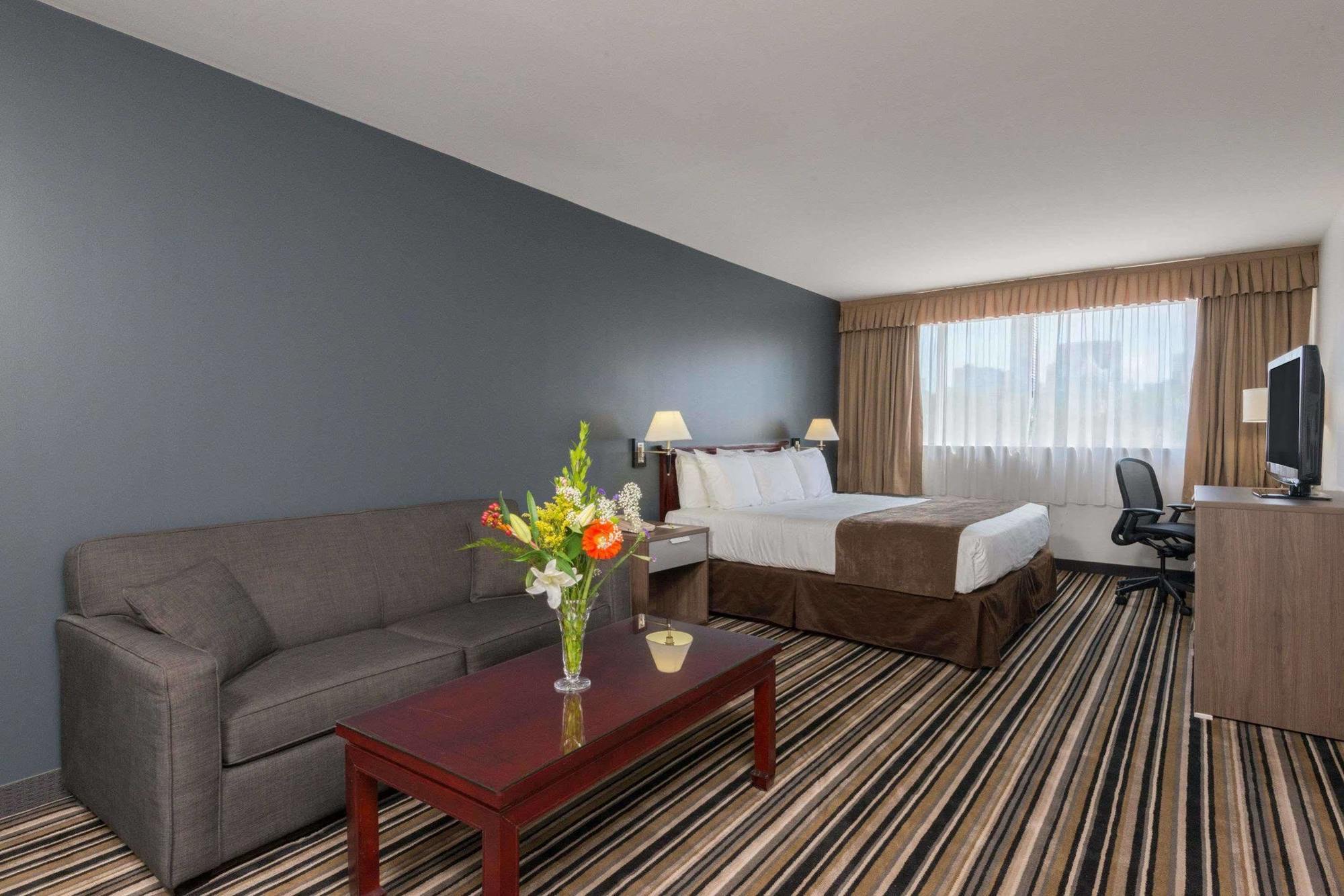 Super 8 By Wyndham Downtown Toronto Otel Dış mekan fotoğraf